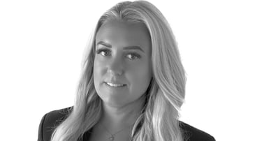 Amanda Merio mäklare i Midsommarkransen och Norrtälje