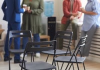 Vad händer om bostadsrättsföreningens styrelse avgår?