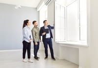 10 smarta frågor att ställa till mäklaren på visning