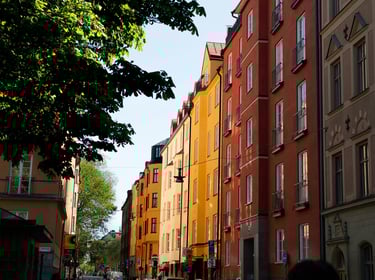 När betalar man kontantinsats och handpenning?