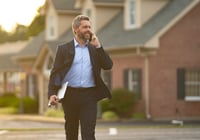 Får mäklare sälja sin egen bostad