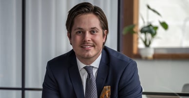 Adam Ulfung mäklare i Solna, Bromma, Sundbyberg, Vasastan, Ekerö, Blackeberg och Mariehäll