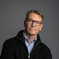Johan Löfving, Mäklare på Svensk Fastighetsförmedling