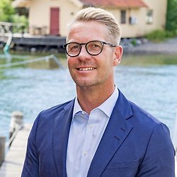 Michael Björkung, Mäklare på Ambassadör Fastighetsmäkleri