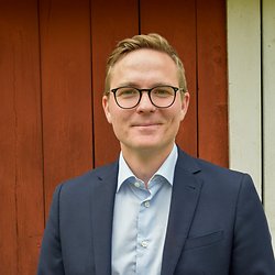 Mikael Österling, Mäklare på Fastighetsbyrån