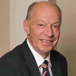 Dennis Andersson, Mäklare på Gardefalk & Co