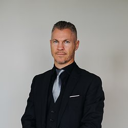 Eric Bremberg, Mäklare på Bremberg Fastighetsmäkleri
