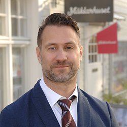 Daniel Holmqvist, Mäklare på Mäklarhuset Älvsjö